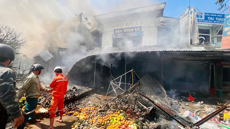 Đám cháy cơ bản được khống chế, tuy nhiên công tác làm mát và dập tàn lửa vẫn đang tiếp tục để tránh nguy cơ cháy trở lại.