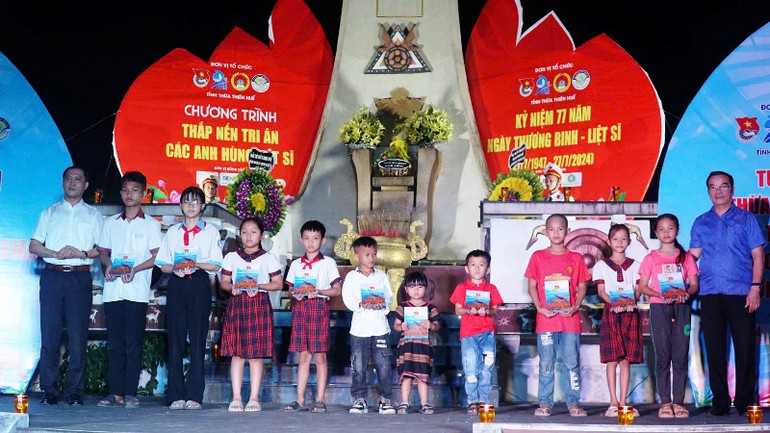 Tặng quà các em học sinh có hoàn cảnh khó khăn trên địa bàn huyện A Lưới.