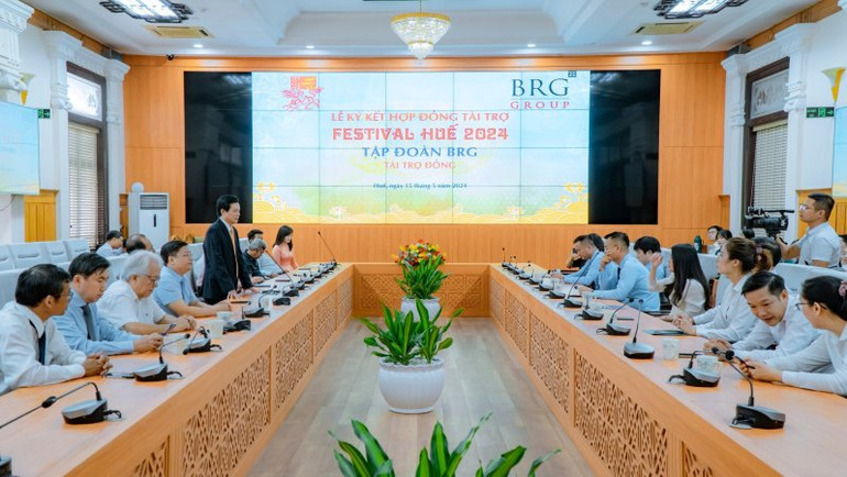 Lãnh đạo các doanh nghiệp, nhà tài trợ phát biểu tại buổi ký kết.