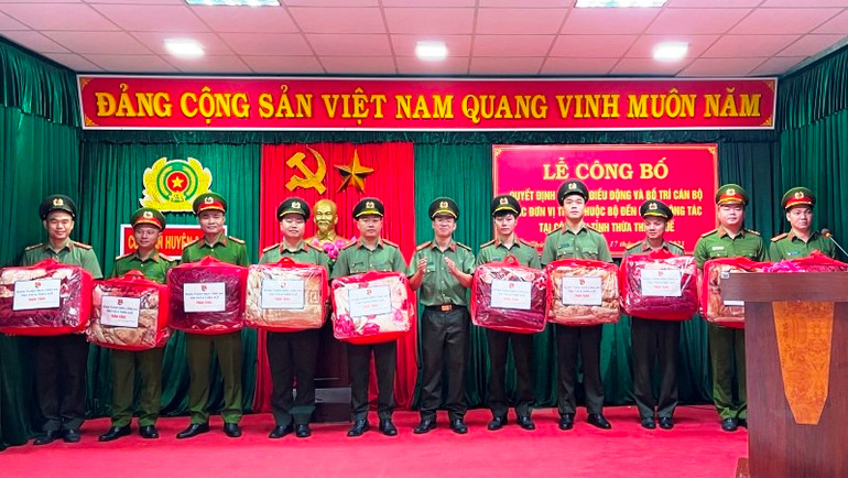 Trao chăn ấm cho các cán bộ đến nhận công tác tại Công an xã biên giới trên địa bàn tỉnh.
