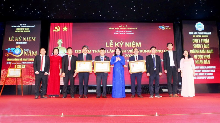 Phó Chủ tịch nước Võ Thị Ánh Xuân trao Huân chương Lao động hạng Nhất và hạng Ba cho 1 cá nhân và 2 tập thể tại Bệnh viện Trung ương Huế.