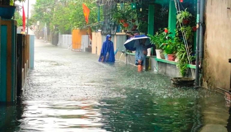 Đến 17 giờ ngày 14/10, tại các vùng thấp trũng ở tỉnh Thừa Thiên Huế nước ngập lụt vẫn còn cao, chưa thể rút.