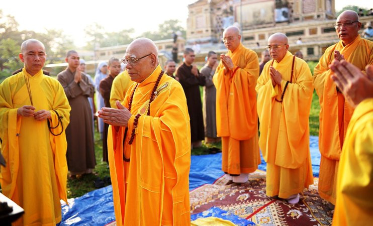 Chư tôn đức cử hành nghi thức cầu nguyện trước khi hạ thủy 7 hoa sen.