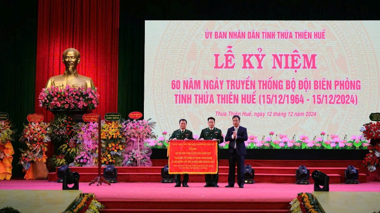 Thay mặt lãnh đạo tỉnh, đồng chí Phó Bí thư Thường trực Tỉnh ủy Phạm Đức Tiến trao tặng bức trướng của Ban Chấp hành Đảng bộ tỉnh “Bộ đội biên phòng tỉnh đoàn kết, nêu gương, kỷ cương, trách nhiệm vì chủ quyền lãnh thổ, an ninh biên giới quốc gia”. Thay mặt lãnh đạo tỉnh, đồng chí Phó Bí thư Thường trực Tỉnh ủy Phạm Đức Tiến trao tặng bức trướng của Ban Chấp hành Đảng bộ tỉnh “Bộ đội biên phòng tỉnh đoàn kết, nêu gương, kỷ cương, trách nhiệm vì chủ quyền lãnh thổ, an ninh biên giới quốc gia”.