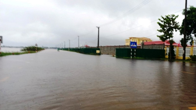 Nhiều khu vực vùng thấp trũng tại các huyện Quảng Điền, Phong Điền, thị xã Hương Trà, TP Huế (tỉnh Thừa Thiên Huế) ngập bị sâu do mưa lớn.