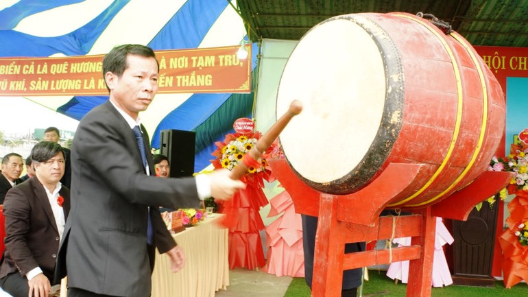 Lãnh đạo huyện Ủy ban nhân dân huyện Phú Vang đánh hồi trống xuất quân đầu năm tại Phú Hải.