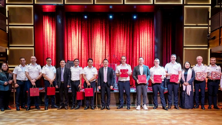 Những thủy thủ cùng thuyền viên chuyến tàu du lịch biển Anthem Of The Seas được thành phố Huế tiếp đón, chào mừng và tặng quà lưu niệm. (Ảnh: Sở Du lịch)