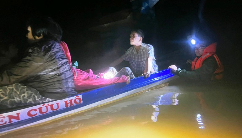 Lực lượng công an tiếp cận thành công người bị nạn đưa lên ca nô đến bệnh viện cấp cứu kịp thời.