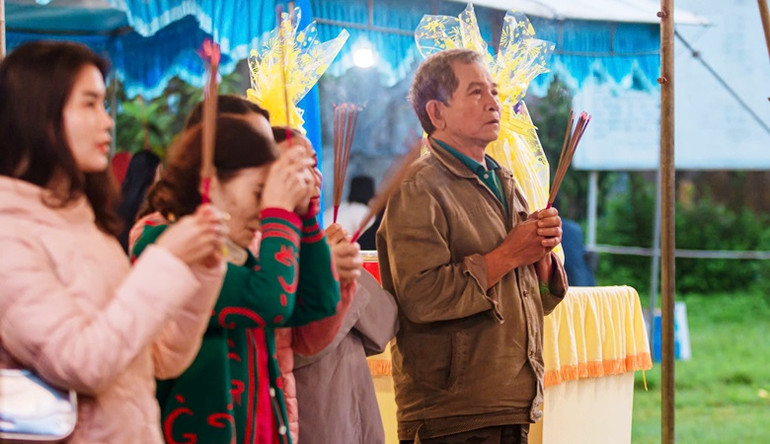 Sau lễ tế, nhiều người dân đã dâng hương cầu may mắn, an lành.