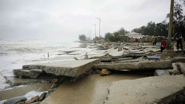 Nước biển dâng cao, sóng mạnh đã đánh sập một số đoạn kè dọc bờ biển đoạn qua đập Hòa Duân, đoạn giáp ranh giữa phường Thuận An (thành phố Huế) và xã Phú Thuận (huyện Phú Vang).