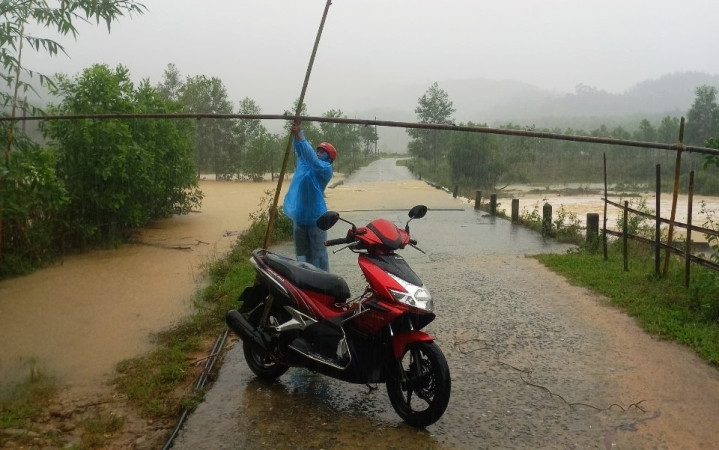 Bố trí lực lượng rào chắn, kiểm soát các điểm ngập sâu trong mưa lũ ở A Lưới.