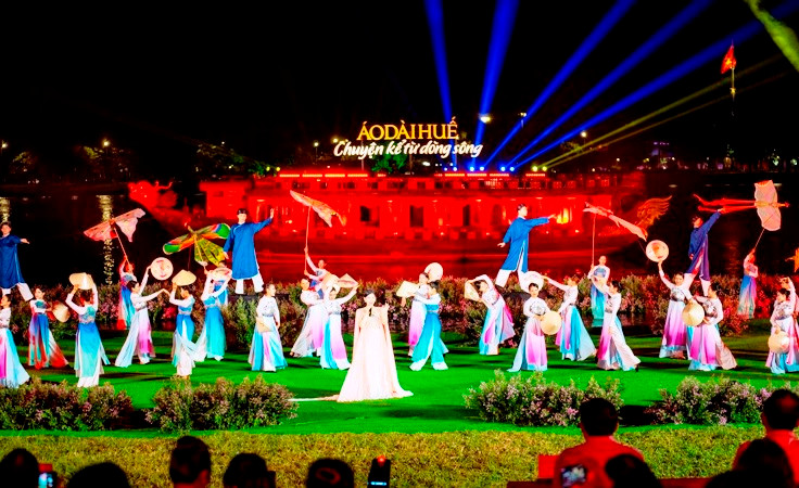 “Áo dài Huế - Chuyện kể từ dòng sông” tạo ấn tượng với du khách và công chúng.