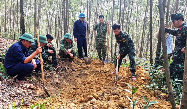 Cán bộ, nhân viên Đội 192 thực hiện nhiệm vụ tìm kiếm, quy tập hài cốt liệt sĩ trên đất bạn Lào.