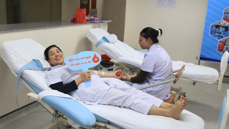 Lực lượng đoàn viên thanh niên tại Bệnh viện Trung ương Huế tích cực tham gia hiến máu tình nguyện.