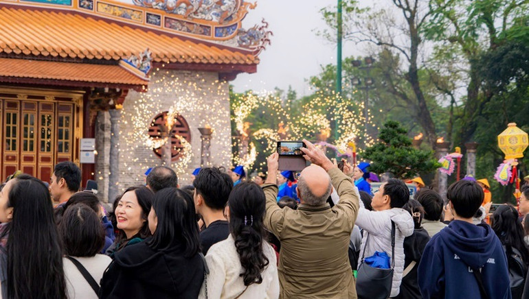 Sau lễ công bố, du khách vào tham quan Quần thể di tích Cố đô Huế trong dịp đầu năm mới 2025.