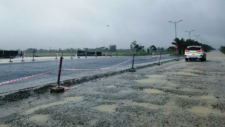 Mưa lớn tại những con đường đang thi công gây nguy hiểm cho người tham gia giao thông.