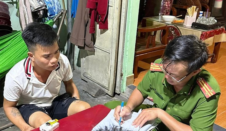 Lực lượng chức năng tiến hành lấy lời khai của tài xế Phạm Văn Q.