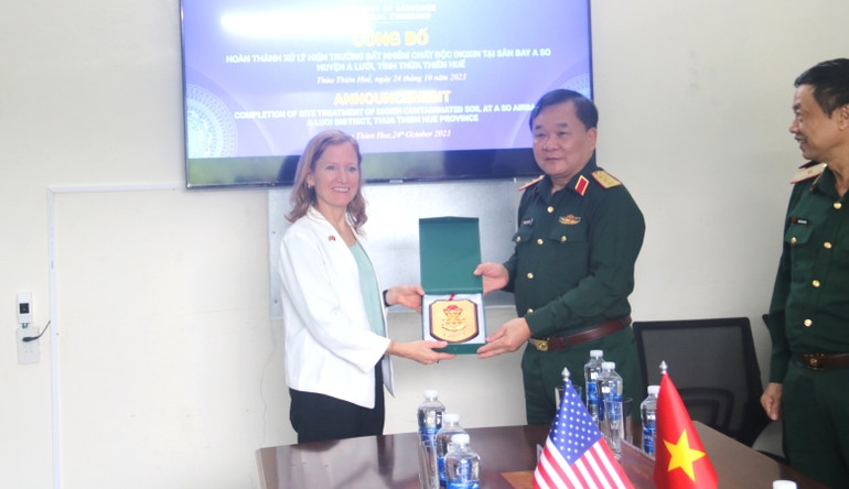 Thượng tướng Hoàng Xuân Chiến tặng quà đến Giám đốc USAID, bà Aler Grubbs.