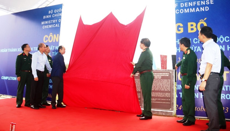 Các đại biểu thực hiện nghi thức Công bố hoàn thành xử lý hiện trường đất nhiễm chất độc dioxin tại sân bay A So (thuộc huyện A Lưới)