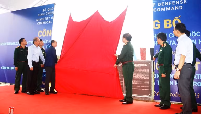 Các đại biểu thực hiện nghi thức Công bố hoàn thành xử lý hiện trường đất nhiễm chất độc dioxin tại sân bay A So (thuộc huyện A Lưới)