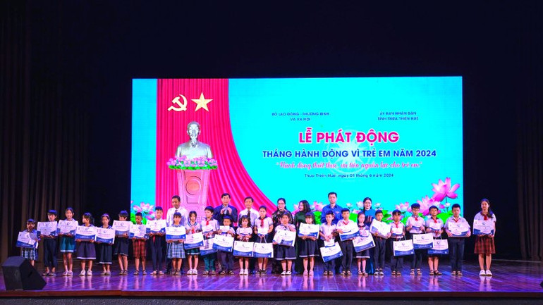 Lãnh đạo các ban, ngành trung ương tặng nhiều phần quà cho trẻ em có hoàn cảnh khó khăn tại Huế.