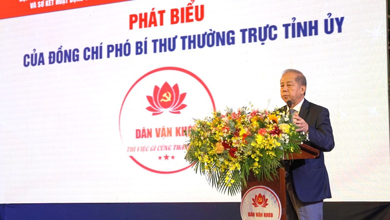 Đồng chí Phó Bí thư Thường trực Tỉnh ủy Phan Ngọc Thọ biểu dương các gương mặt tiêu biểu làm công tác dân vận được tuyên dương, khen thưởng lần này.