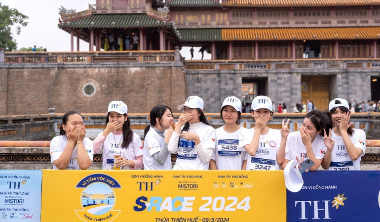 Các vận động viên, học sinh - sinh viên tại Huế hào hứng tham gia thi đấu giải chạy.