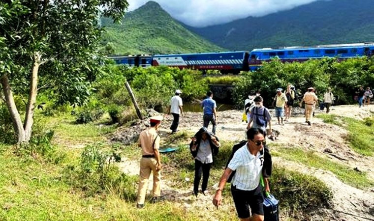 Lực lượng chức năng có mặt tại hiện trường, phối hợp xử lý, ổn định hành khách.