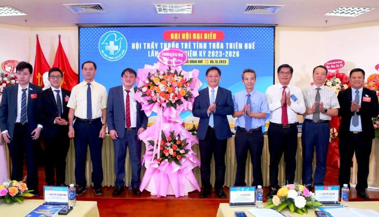 Lãnh đạo tỉnh tặng hoa chúc mừng Hội Thầy thuốc trẻ tỉnh Thừa Thiên Huế. (Ảnh: TH)