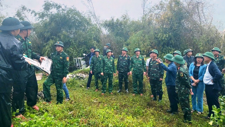 Đoàn công tác kiểm tra công tác giúp dân khắc phục hậu quả cơn bão số 6 tại Hói Mít - thị trấn Lăng Cô (huyện Phú Lộc).