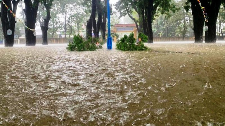 Trường THCS Thủy Biều (TP Huế) nước lũ ngập sâu ngày 15/11. (Ảnh: ĐD)