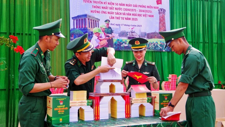 Cán bộ, chiến sĩ tham gia thi xếp sách nghệ thuật.