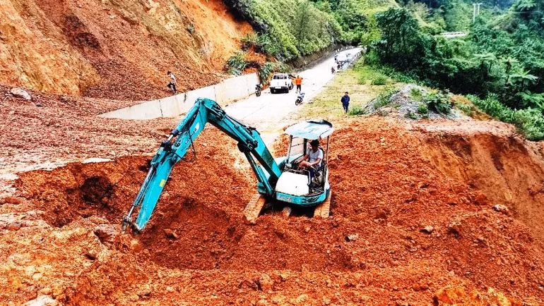 Nhiều điểm trên tuyến Quốc lộ 49 và đường Hồ Chí Minh qua huyện A Lưới (tỉnh Thừa Thiên Huế) bị sạt lở núi nghiêm trọng trong mùa mưa lũ.