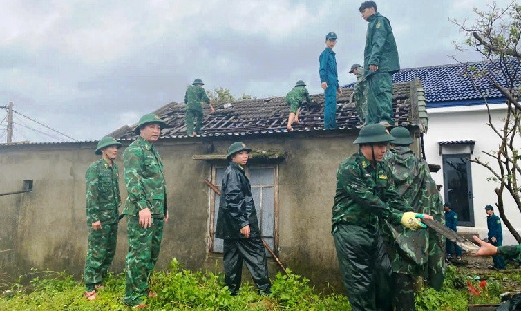 Đại tá Hoàng Minh Hùng, Chỉ huy trưởng Bộ đội Biên phòng tỉnh chỉ đạo lực lượng giúp dân khắc phục hậu quả cơn bão số 6 tại huyện Phú Lộc.