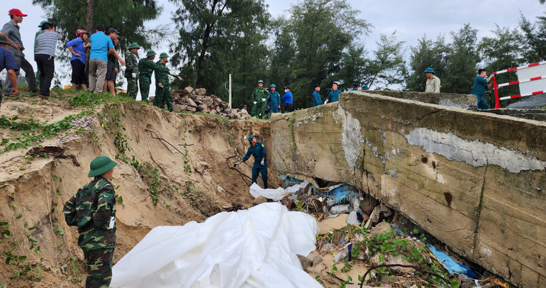 Huy động các lực lượng gần 150 người khắc phục các điểm sạt lở đường dân sinh, bờ biển ở Phú Diên.