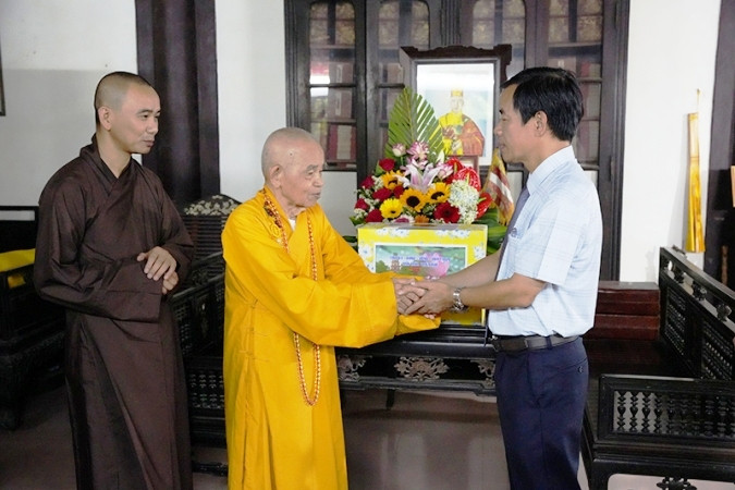 Chủ tịch Ủy ban nhân dân tỉnh Nguyễn Văn Phương thăm, chúc mừng Hòa thượng Thích Đức Thanh. (ảnh: NM)
