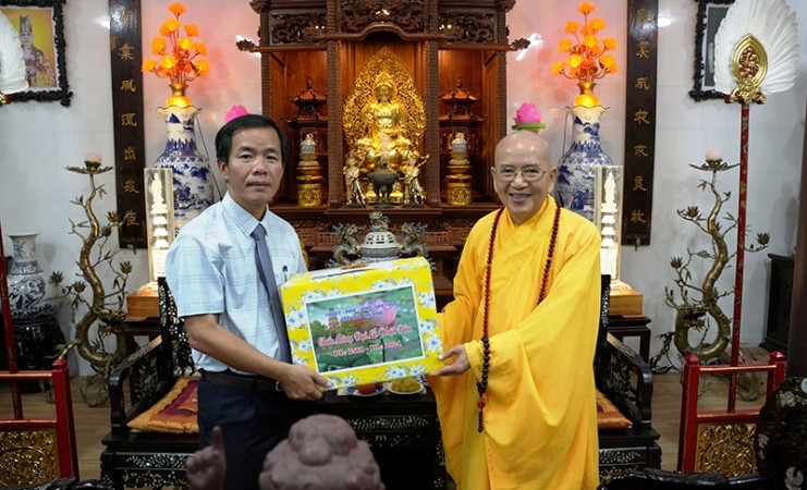 Chủ tịch Ủy ban nhân dân tỉnh Nguyễn Văn Phương thăm, chúc mừng Hòa thượng Thích Khế Chơn. (Ảnh: NM)