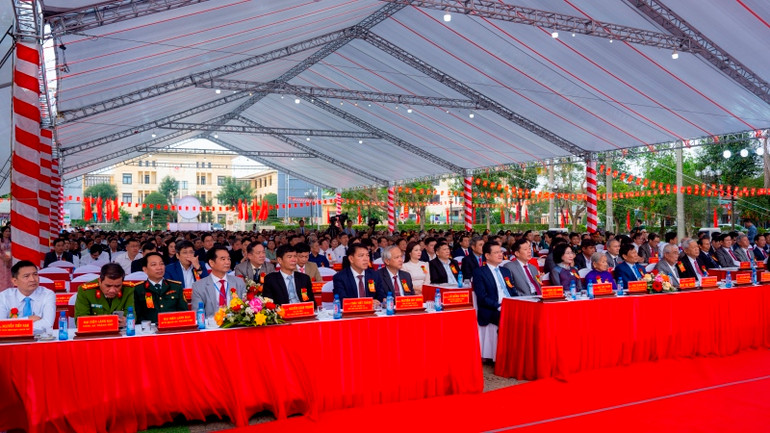 Các đại biểu là lãnh đạo thành phố và thị xã qua các thời kỳ cùng các sở, ban, ngành, đoàn thể và đông đảo cán bộ và nhân dân tại lễ kỷ niệm tại Hương Trà. (Ảnh: Đăng Dũng) Các đại biểu là lãnh đạo thành phố và thị xã qua các thời kỳ cùng các sở, ban, ngành, đoàn thể và đông đảo cán bộ và nhân dân tại lễ kỷ niệm tại Hương Trà. (Ảnh: Đăng Dũng)