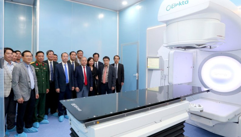 Các đại biểu tham quan hệ thống máy xạ trị gia tốc tuyến tính Elekta Synergy 160 lá. (Ảnh: Th.Hiển)