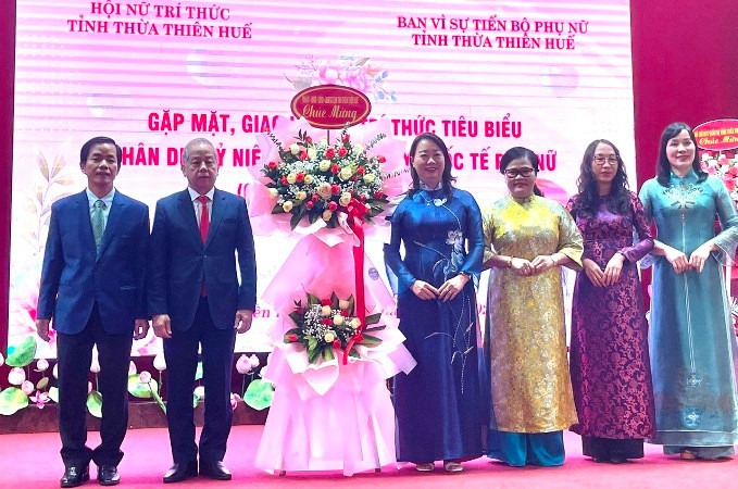 Trao lẵng hoa chúc mừng của Tỉnh ủy, Hội đồng nhân dân, Ủy ban nhân dân, Ủy ban Mặt trận Tổ quốc Việt Nam tỉnh cho Hội Nữ trí thức tỉnh.