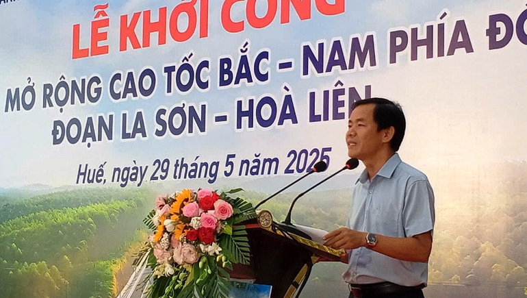 Chủ tịch Ủy ban nhân dân thành phố Huế Nguyễn Văn Phương phát biểu tại lễ khởi công.