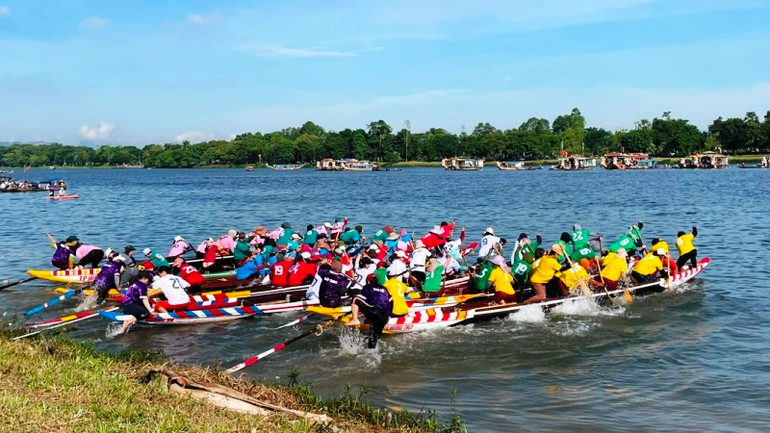Đội đua nữ tranh tài không kém phần gay cấn.