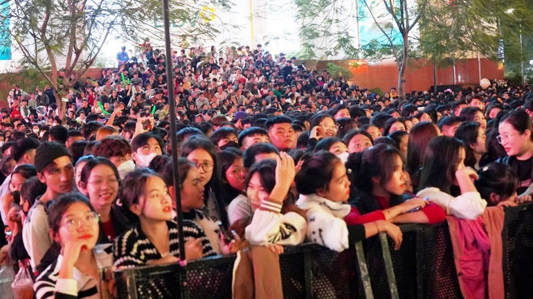 Hàng nghìn bạn trẻ dự sự kiện.