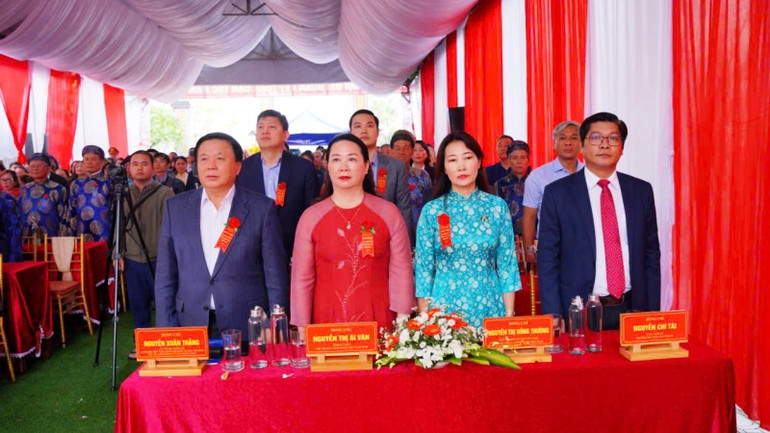 Đồng chí Nguyễn Xuân Thắng cùng lãnh đạo Ủy ban Trung ương Mặt trận Tổ quốc Việt Nam, tỉnh Thừa Thiên Huế tham dự tại Ngày hội Đại đoàn kết toàn dân.