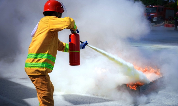 Các thành viên tham gia đội hình tiếp sức 200m vượt chướng ngại vật, dập lửa khay xăng.