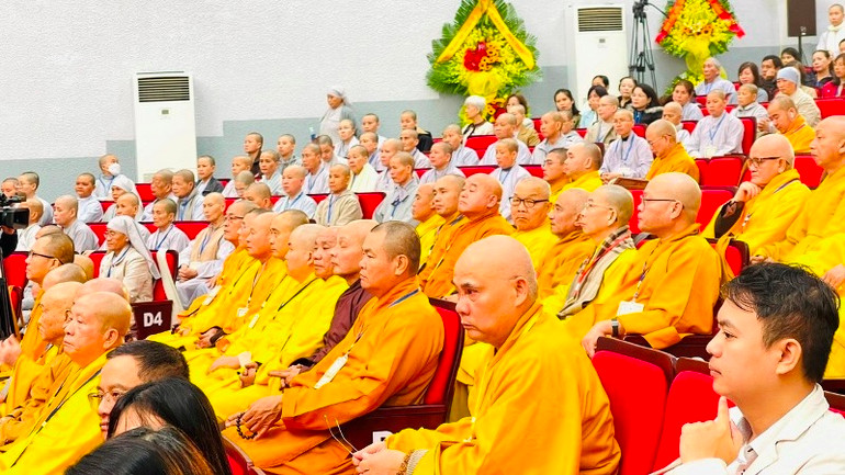 Đông đảo chư tăng cùng các các nhà nghiên cứu, học giả và phật tử các giới ở trong và ngoài nước tham dự tại hội thảo.