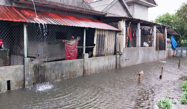Nước đã ngấp nghé nhà dân ở Xuân Tùy (xã Quảng Phú, huyện Quảng Điền), hạ lưu sông Bồ.