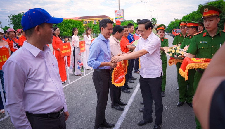 Lãnh đạo Thường trực Hội đồng nhân dân tỉnh, đồng chí Nguyễn Quang Tuấn trao cờ lưu niệm, chúc mừng các đội tham dự hội thao.