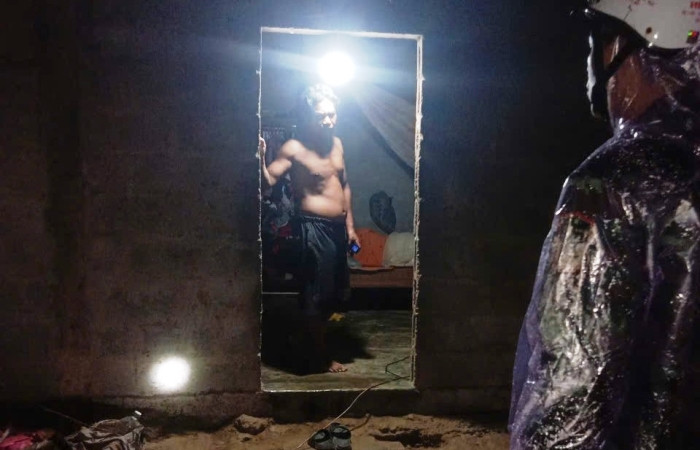 Xã Hồng Hạ (A Lưới) di dời các hộ dân tại thôn Pa Hy - khu vực nguy hiểm, có nguy cơ sạt lở đất ngay trong đêm đến nơi tránh trú an toàn. (Ảnh: HN)