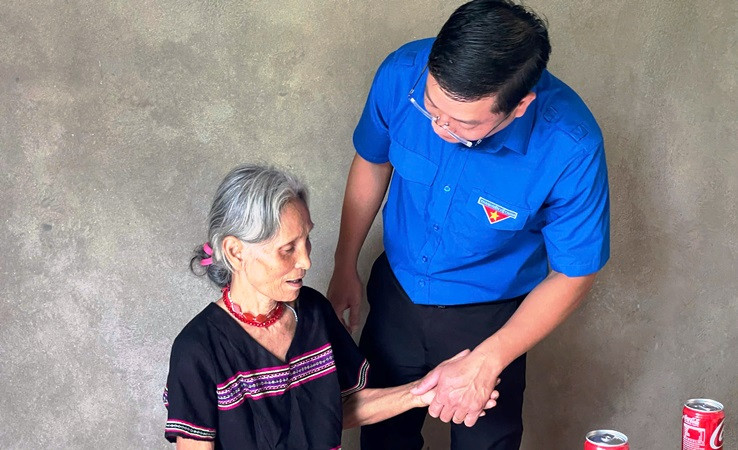 Tặng quà động viên cho các gia đình chính sách, có công với cách mạng, thương bệnh binh, cựu thanh niên xung phong khó khăn.